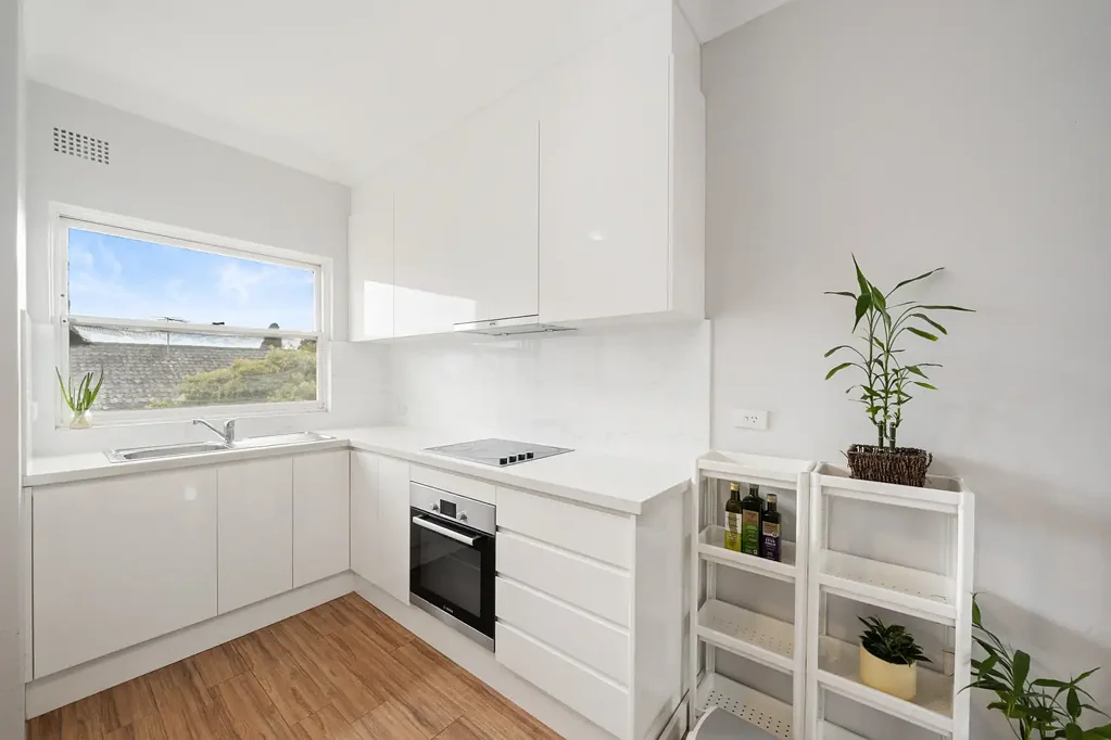Strathfield South 2Kwarto Great Entry-Level Opportunity - Top Floor 2 Bedroom Unit