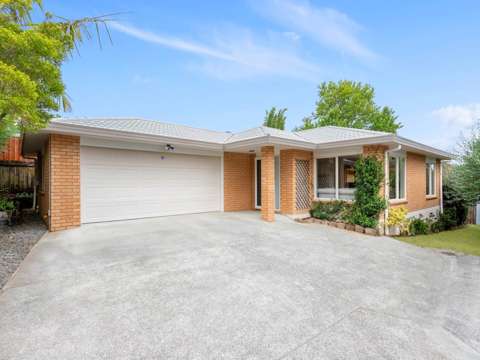 This charming, 3 bedrooms brick and tile prope...