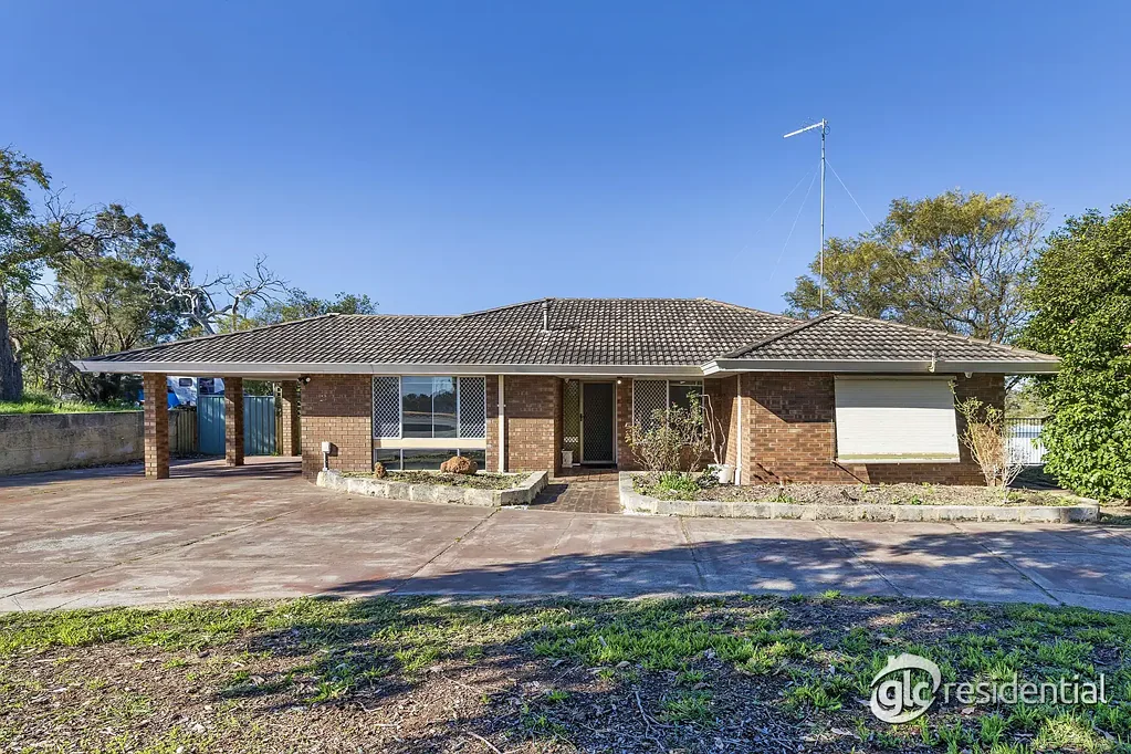 Spacious Family Home on 5 Acres with Powered Workshop