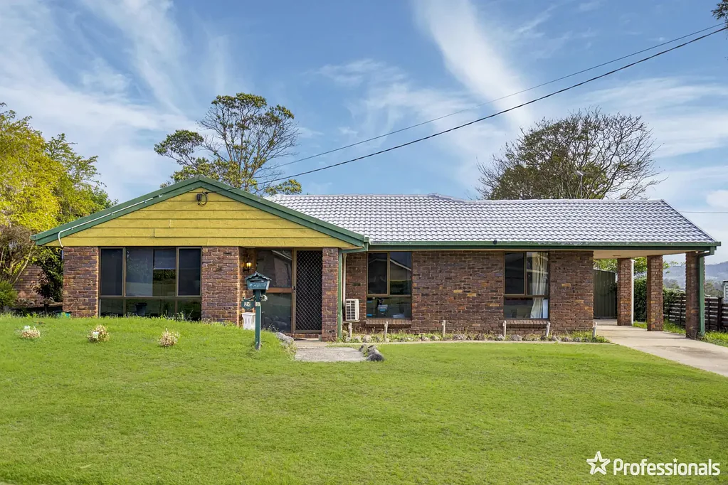 4 Bedroom with mountain views!
