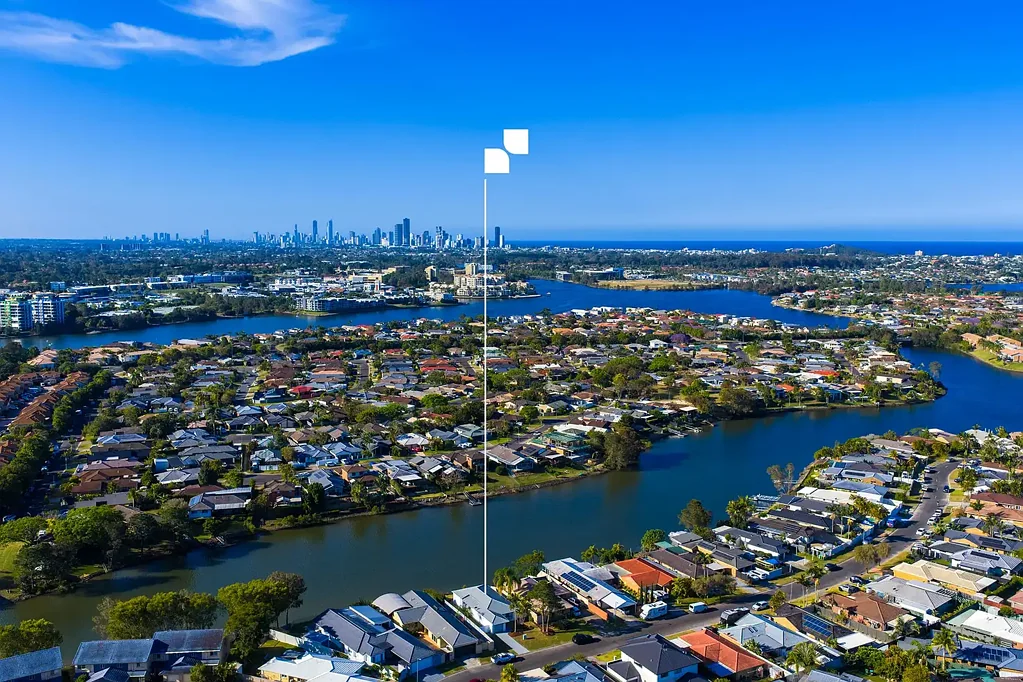 Varsity Lakes 3房  Modern Comfort Meets Lakeside Serenity - North-Facing Waterfront Living