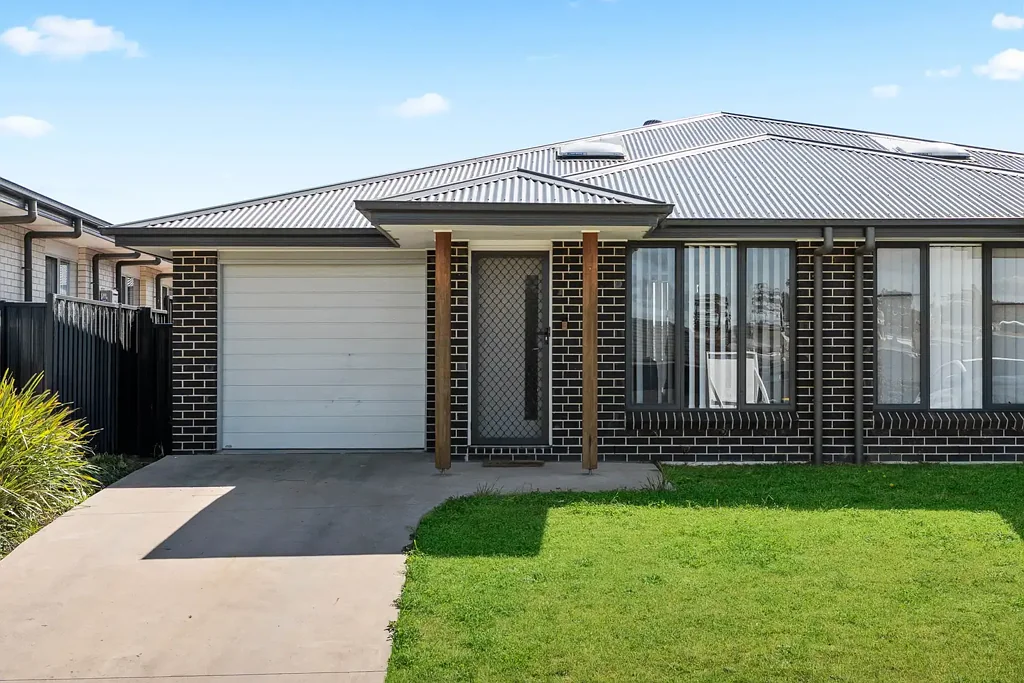 Goulburn 4બેડરૂમ East-Facing Torrens Title Duplex Offering Space, Comfort & Functional Family Living
