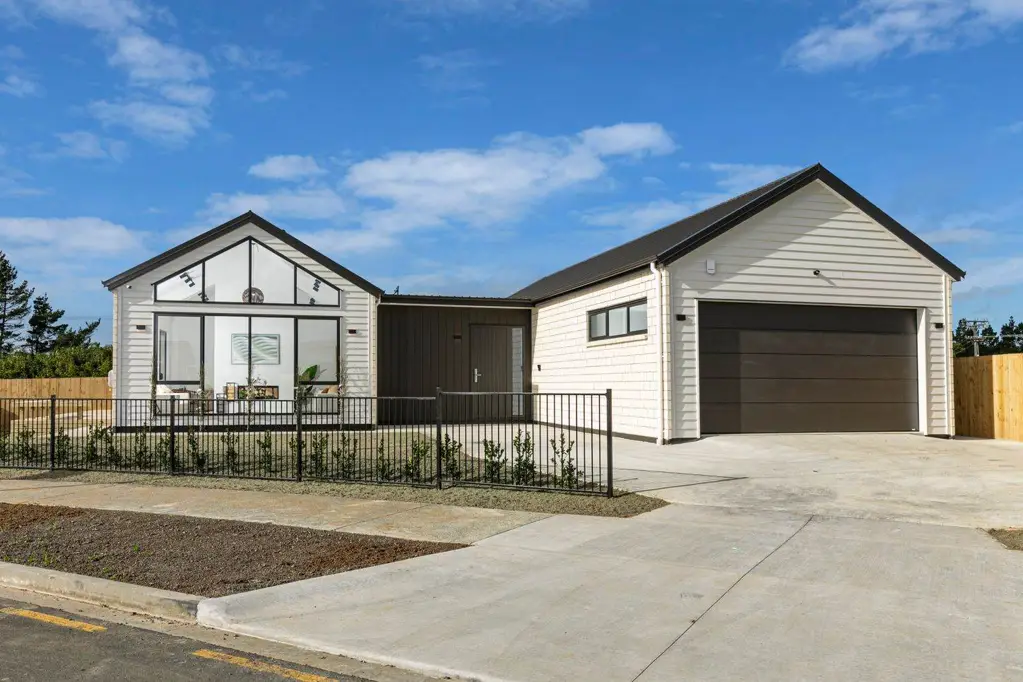 Huapai 4房 欢迎来到6 Paihere Street！阳光充沛的开放式起居空间、现代化浴室、双面燃气壁炉、设计师厨房、室内外流动露台、双车库，一切尽在其中。 Brand-New, Stylish & Spacious Family Home