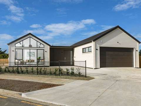 Huapai 4房 欢迎来到6 Paihere Street！阳光充沛的开放式起居空间、现代化浴室、双面燃气壁炉、设计师厨房、室内外流动露台、双车库，一切尽在其中。 Brand-New, Stylish & Spacious Family Home