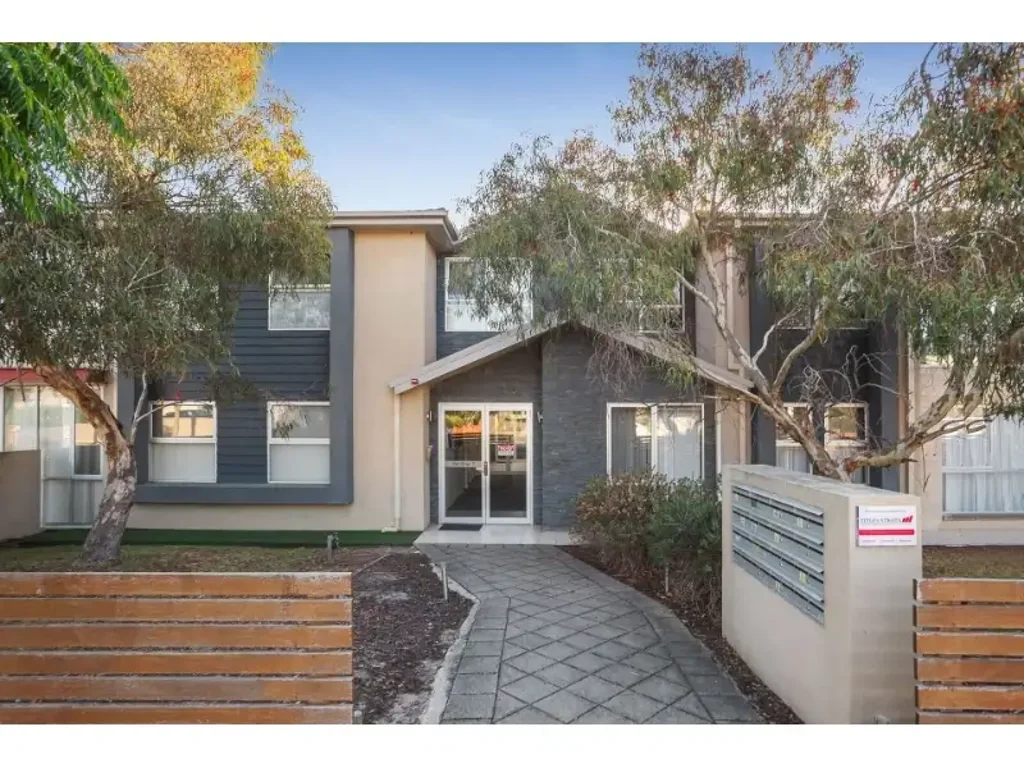 Stylish Boutique Apartment with Courtyard & Double Parking!