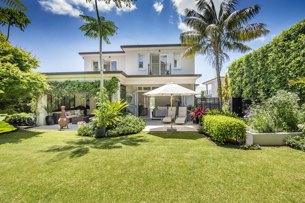 Belmont 5 Slaapkamer Substantial and elegant home - solid masonry