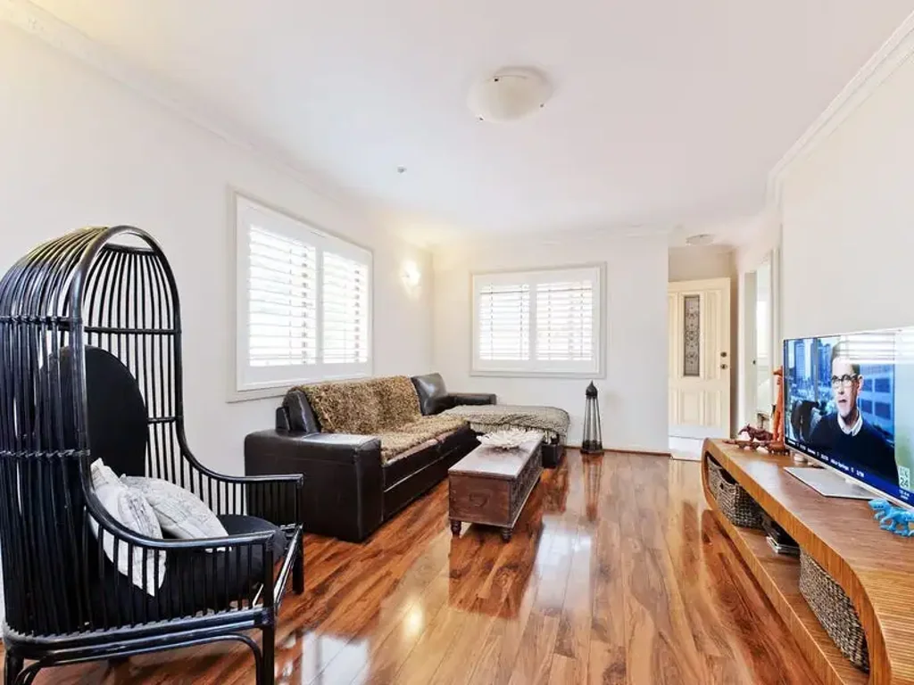 Freestanding Villa Close to Everything