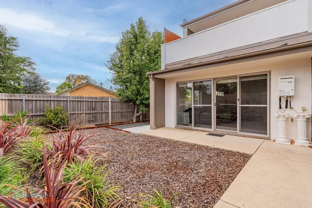 Chifley 2Zimmer Light-Filled Corner Townhouse with Expansive Courtyard & Leafy Outlook