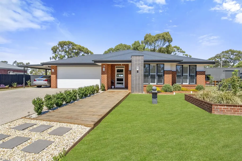 Yarrawonga 4બેડરૂમ The Hidden Gem with Premium Shedding & Entertaining Zones. Also with extra room for a Granny Flat & a pool