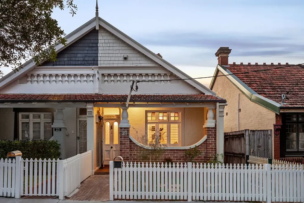 Croydon 3कमरा Classic Brick Semi Embraces Light, Style and Easy Living