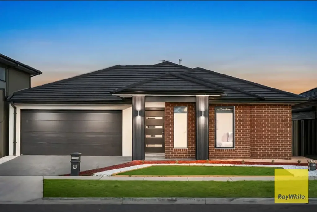 Modern Family Home in the Growing Mambourin Community
