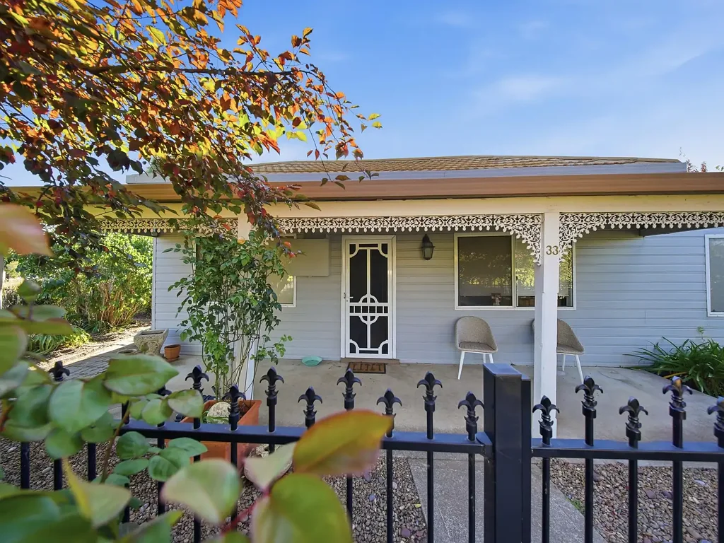 Lyndhurst 3房  Comfort, character, and lifestyle appeal.