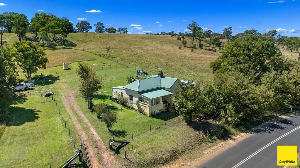 Armidale Town Convenience Meets Country Living on 20 Acres