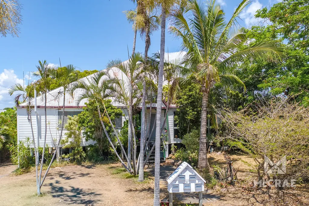 Bowen 12 Slaapkamer SUBSTANTIAL RENOVATION PROJECT AWAITS SKILLED PURCHASER