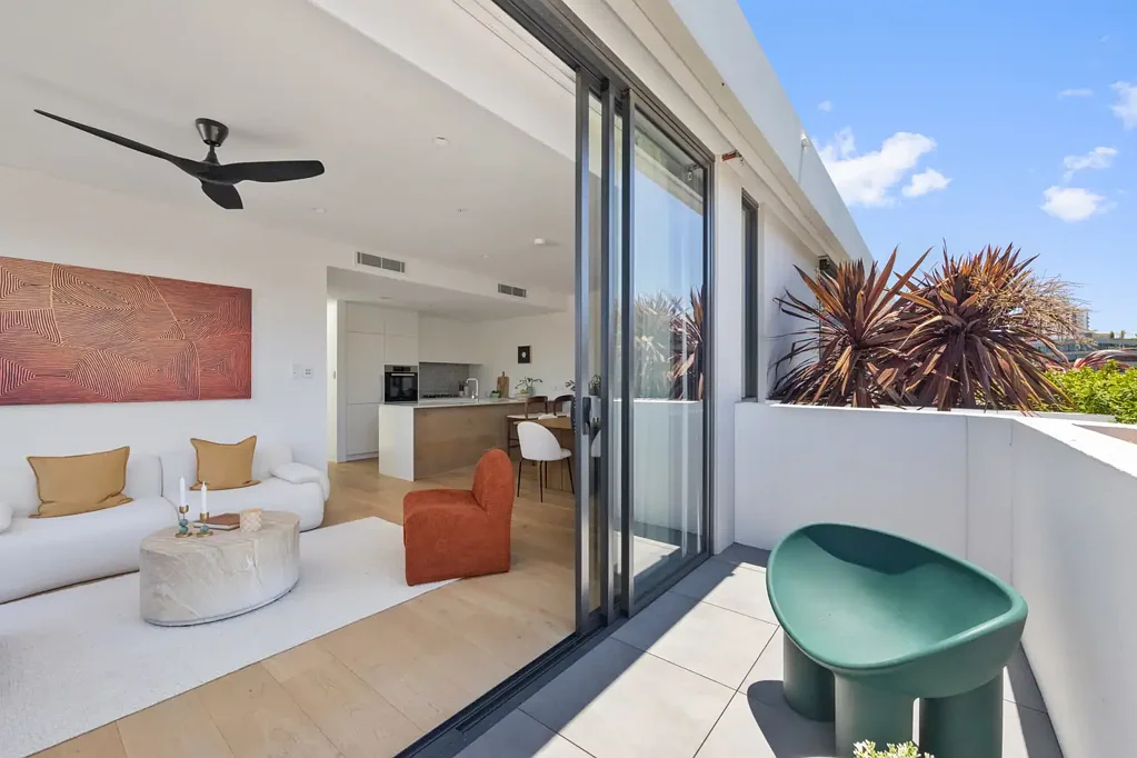 Bondi Junction 2 Slaapkamer Stylish Near New Two Bedroom Penthouse With Seamless Indoor Outdoor Living and Serene District Views