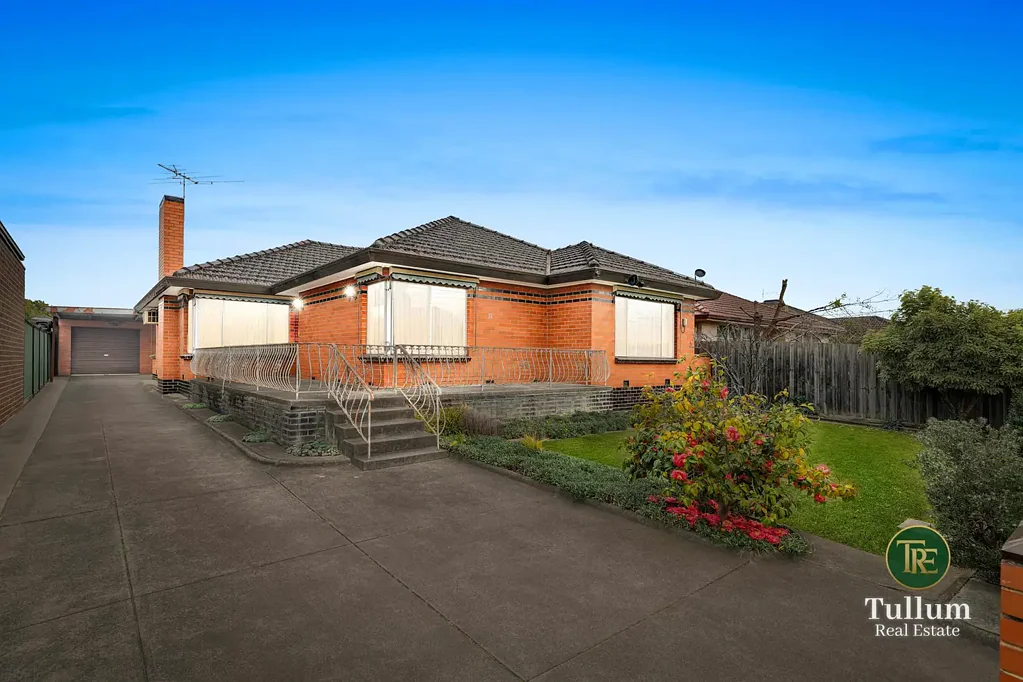 Dandenong North 4कमरा Prime Real Estate with Subdivision Potential - Ideal Location Close to All Amenities