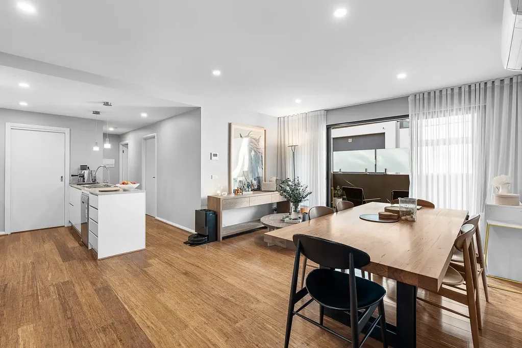 Doncaster 2房 黄金地段便利 时尚厨房石台面 宽敞卧室带衣柜 现代浴室全瓷砖 全年舒适冷暖 电梯直达入户 Modern Comfort & Stylish Living in the Heart of Doncaster