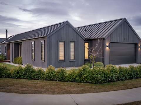 Wanaka 4 Bedroom Spacious Corner Retreat with Modern Comforts