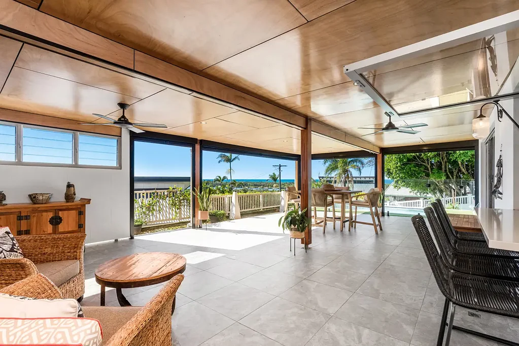 Banora Point 3 Slaapkamer RENOVATED COASTAL MASTERPIECE WITH OCEAN & RIVER VIEWS
