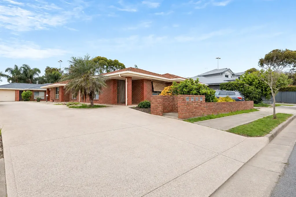 Pristine home unit freshly updated 2 bedroom home unit in small group