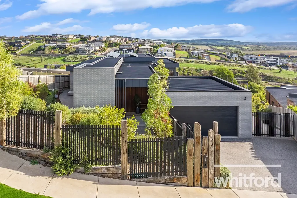 Highton 6房  A statement of luxury, space and family living