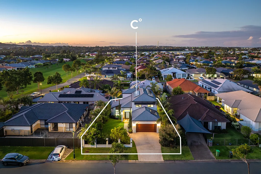 Oxenford 5침실 Elevated Family Living in The Desirable Regatta Waters Estate