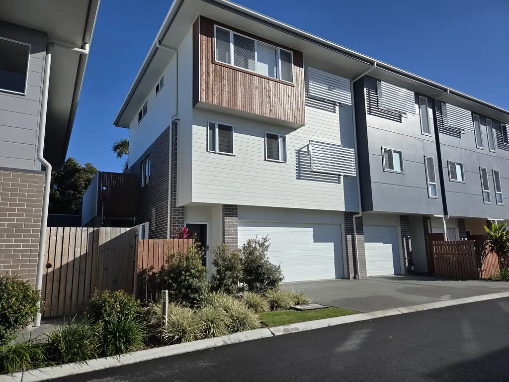 GREAT LOCATION, NEW, LUXURY, ULTRA MODERN 4 Bedroom plus Sunroom ,3 Bathroom Townhouse Renting in Mackenzie.