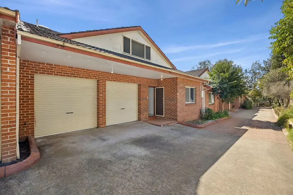 Girraween 3房 宽敞联排别墅，采光极佳，地理位置优越 Sizeable Townhouse with Fantastic Light & Location Appeal