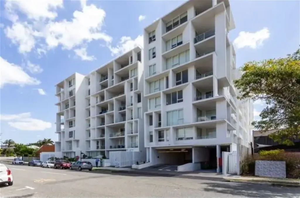 Air-conditioned 2 Bedroom Apartment - walk to schools, bars/cafes, public transport and the Brisbane River