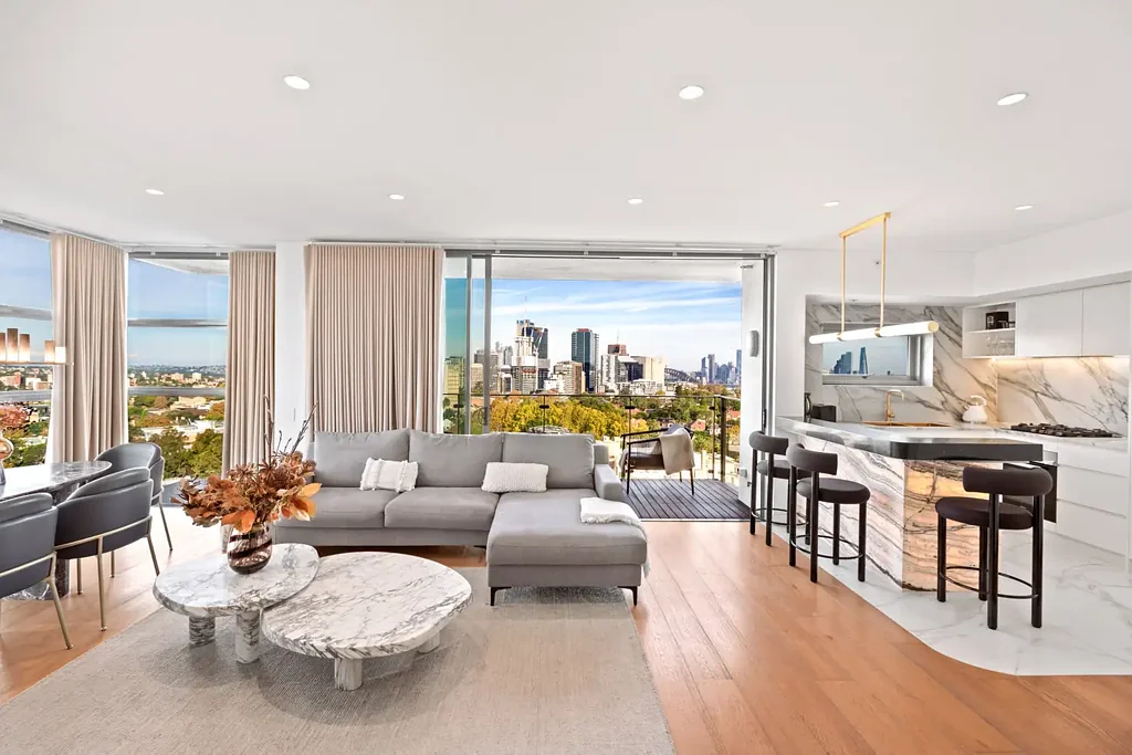 Luxury Two Bedroom Apartment with Incredible Panoramic Harbour Views