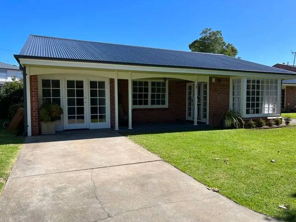 Brilliant Location - Charming Home - Fully Furnished