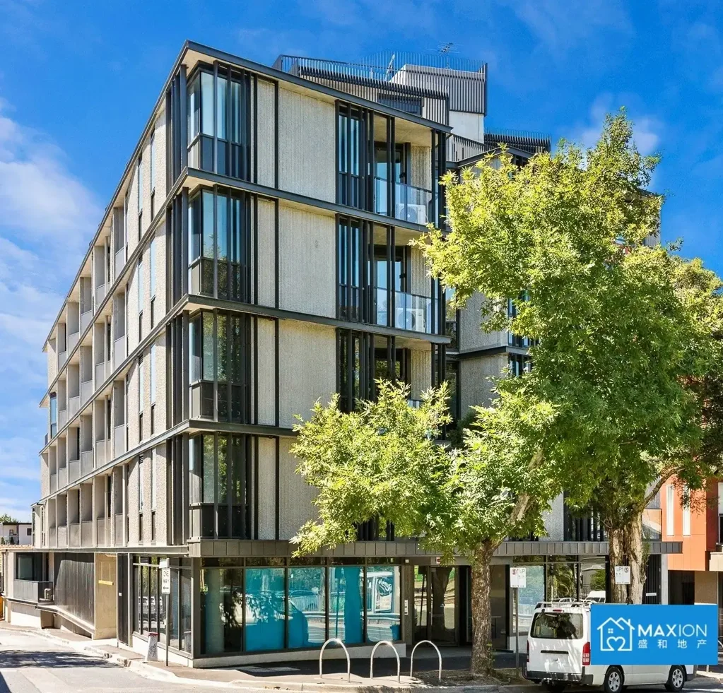 St Kilda 2ห้องนอน Ideal for Owner-Occupiers | Stylish Dual-Level Apartment with Oversized Balcony & Secure Parking |Heart of St Kilda