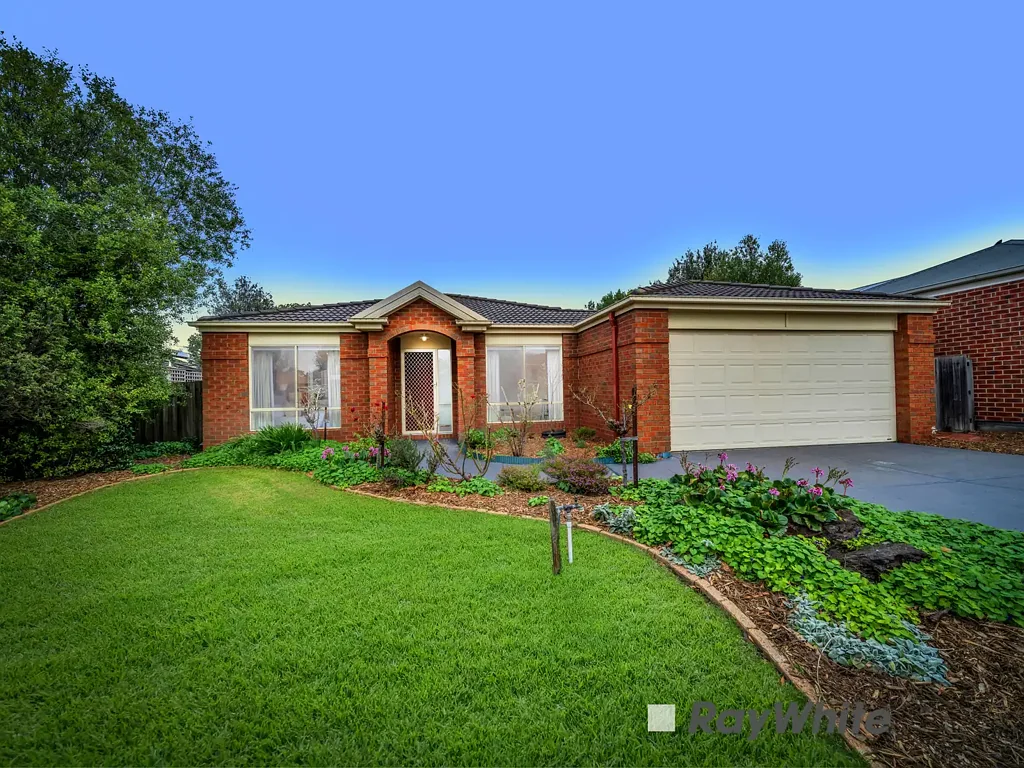Narre Warren South 4房 宽敞648m²地块 宽敞主卧带步入式衣帽间和套间浴室 多个生活区 专用书房 管道供暖 蒸发式降温 靠近优质学校 商店 公园绿地 Superb Narre Warren South Location