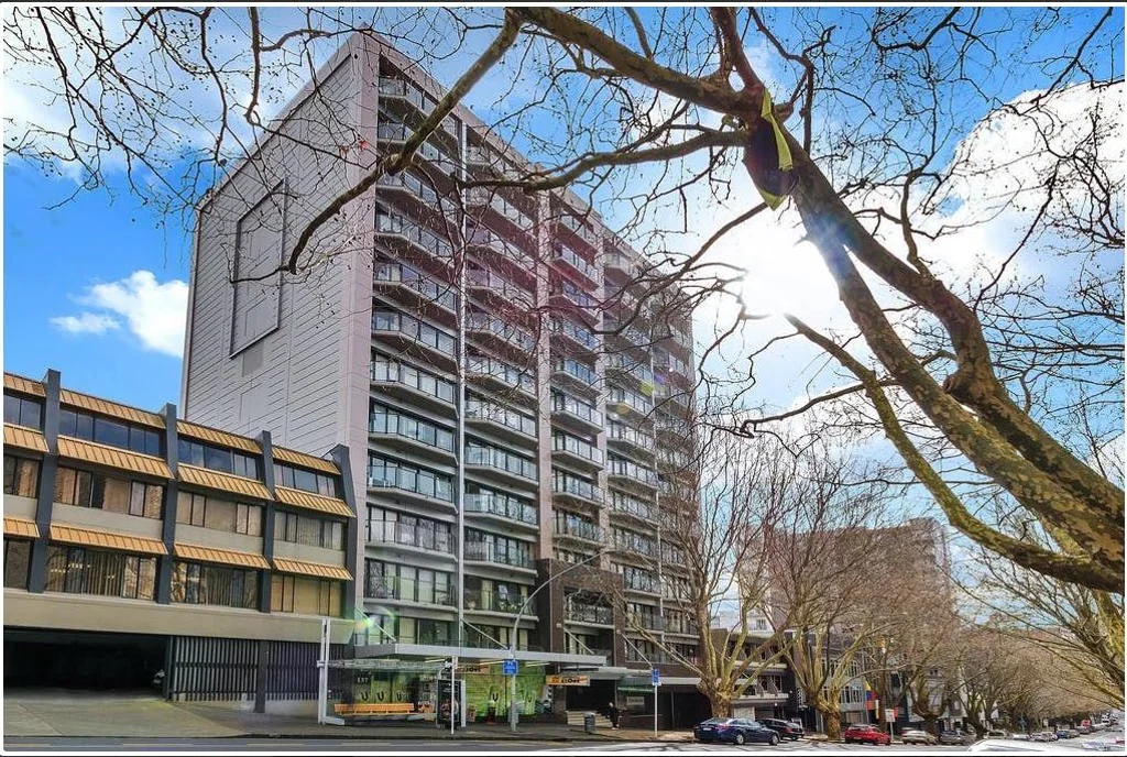 市中心135VincentSt安静两居室，包家具电器，拎包入住，限长租