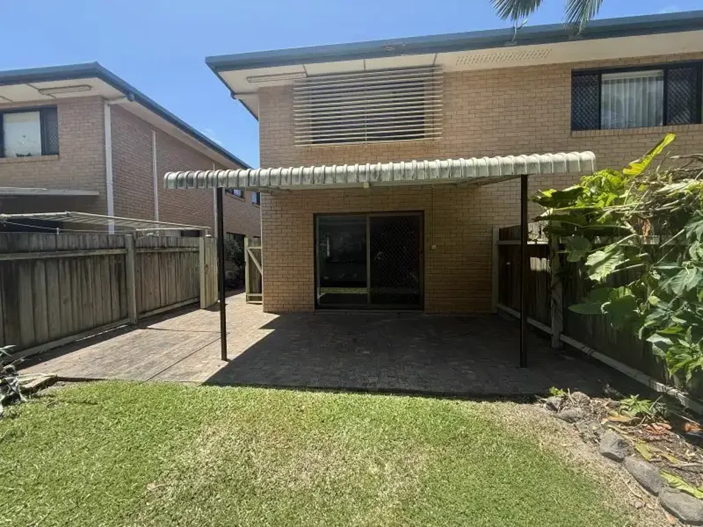 Charming 2 Bedroom Unit Near the Beach