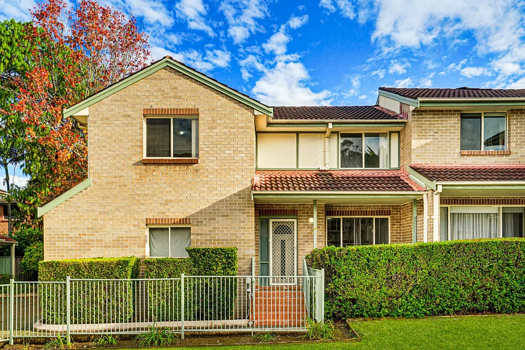Modern Three Bedroom Townhouse with Spacious Backyard