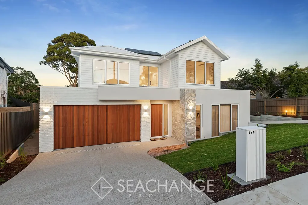 Frankston South 4房 海岸豪宅区 382㎡全幅地 建筑师设计 自然采光充沛 高端Bosch电器 Eleganto金岛厨房 黄铜镍卫浴 低调优雅立面 Hamptons Prestige