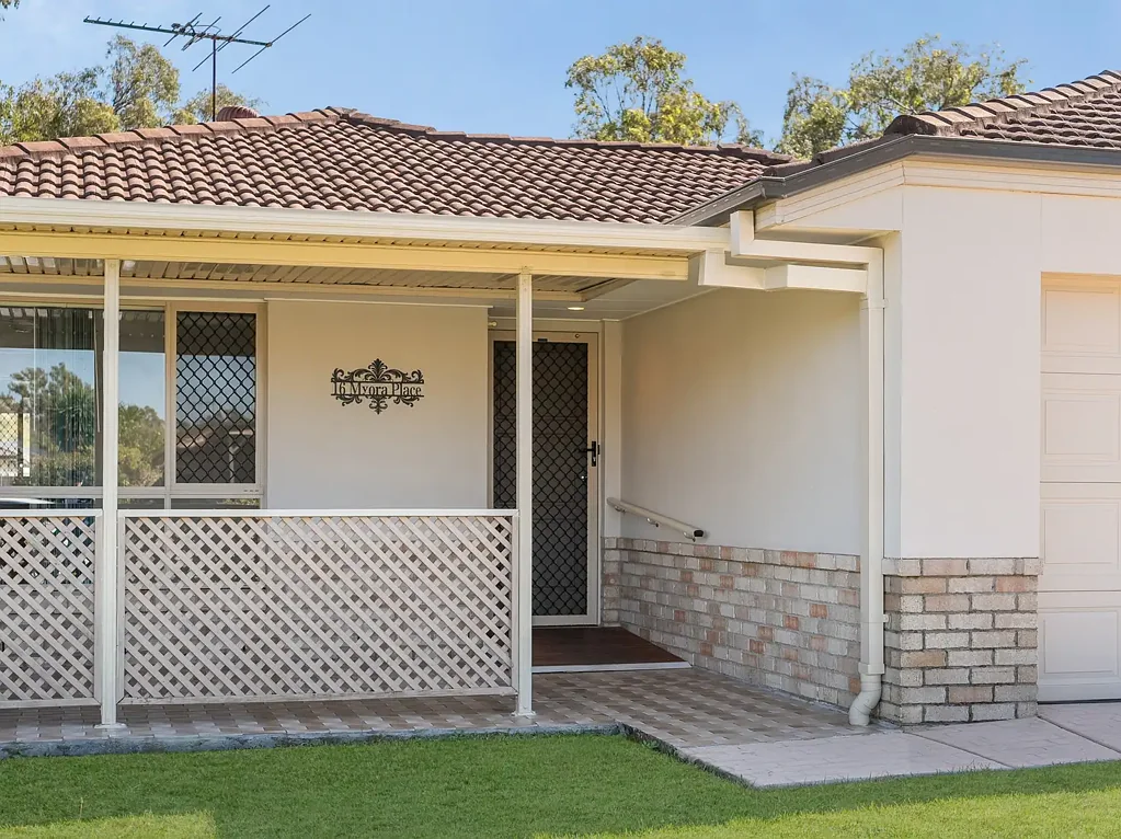 Sandstone Point 4બેડરૂમ Call Michelle Today for your Private Inspection