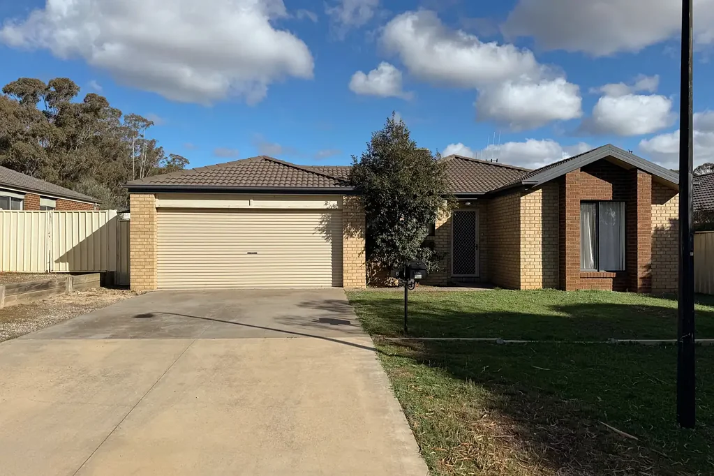 8 Falcon Drive, California Gully, VIC 3556