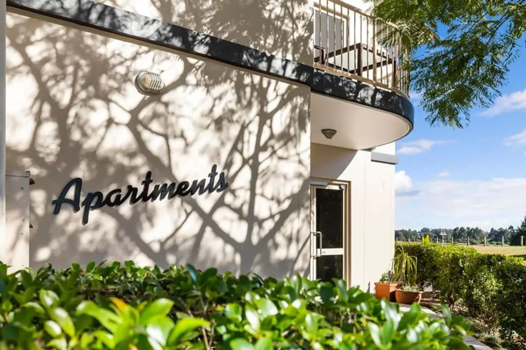Bethania 1chambre Looking to reside in an Over 55's Retirement Complex ! Well presented modern living with Various Styles on offer.