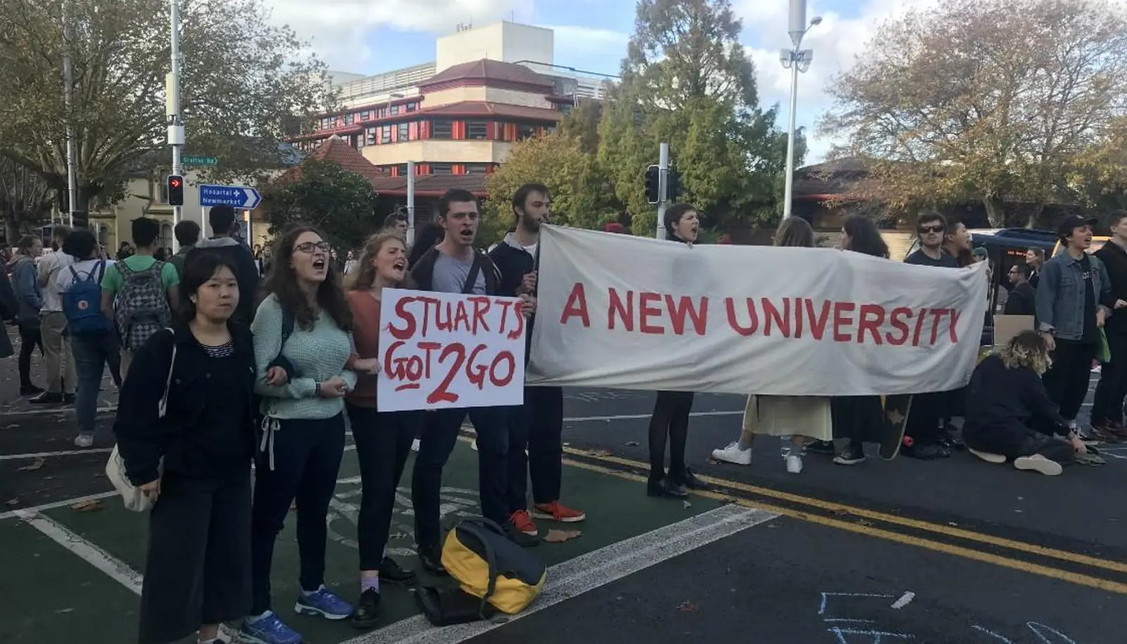 奥克兰大学抗议者阻断Symonds大街 要求副校长辞职