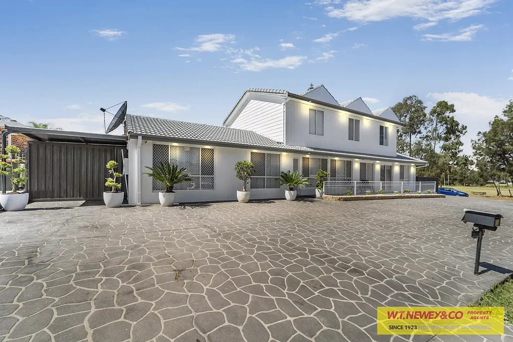 Bonnyrigg 7房 双住选项灵活  五卧带步入衣帽  主卧带spa  独立餐客区  现代厨房露台  独立 granny flat  双车库  584sqm大地  近学购物便捷 SURE TO IMPRESS