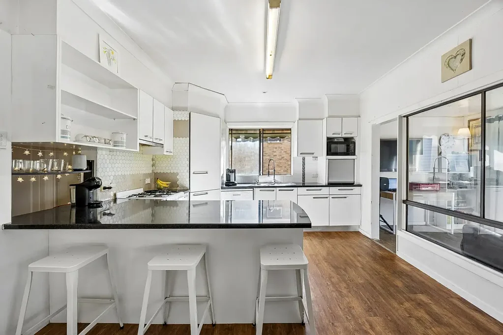 Morphett Vale 3部屋 Family Home on 820m2 Allotment with Development Potential (STCC)