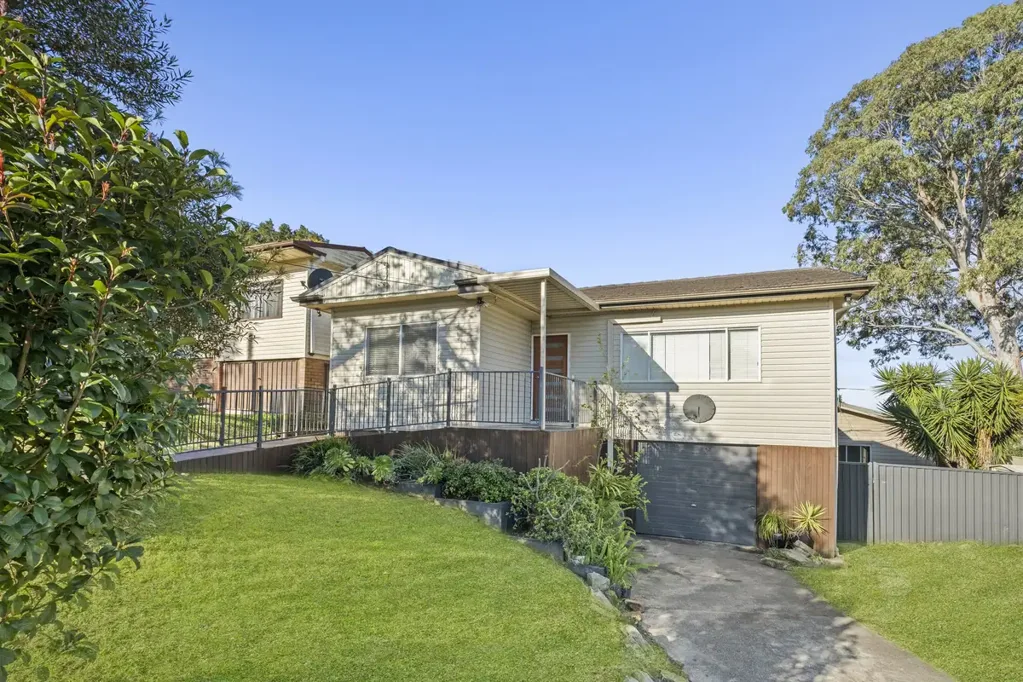 Blacktown 3房 三卧带储衣 家人娱乐室 开放式客厅 燃气厨房 翻新浴室 大木甲板 单车库 储物空间 Three Bedroom Home Plus Separate Entertainment Room