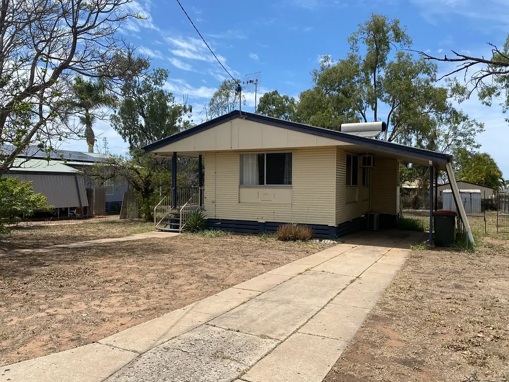 Moranbah 3Zimmer 3 BEDROOM HOME FOR SALE - WALKING DISTANCE TO TOWN - GOOD 10% RENTAL RETURNS!