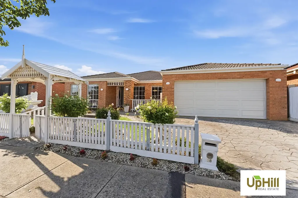 Cranbourne East 5Moenga Spacious Family Living in HUNT CLUB ESTATE with 3 LIVING AREAS