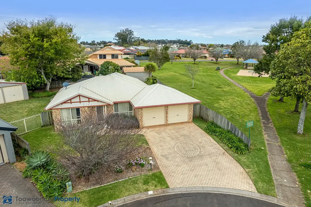 Prime Middle Ridge location! Inviting, low maintenance home nestled in quiet cul-de-sac!