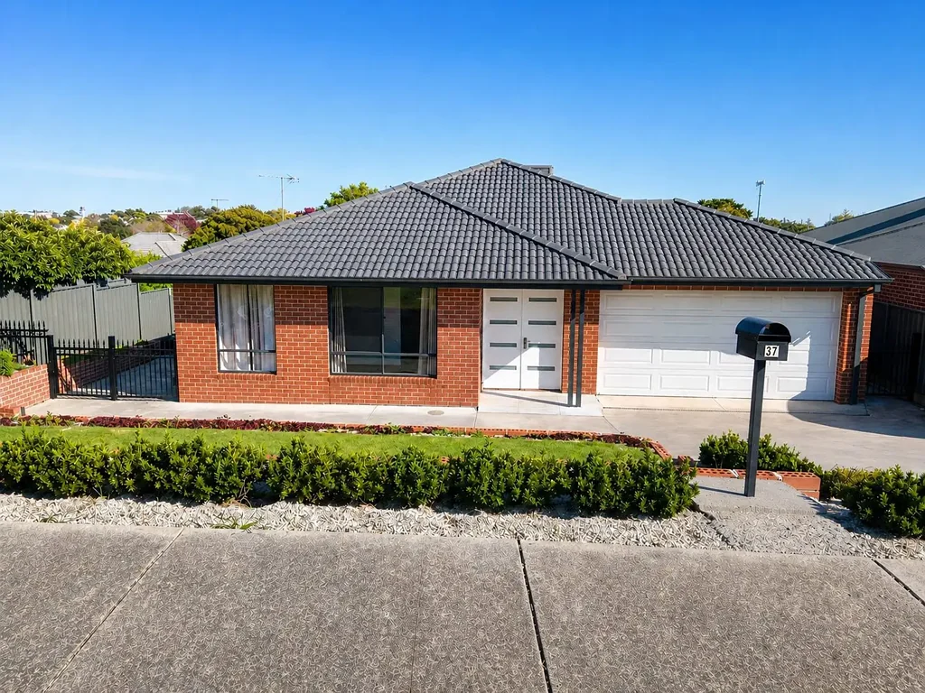 Kyneton 5 Slaapkamer Expansive 5BR Family Home on 871m² | North-Facing Backyard | Premium Spotted Gum Flooring