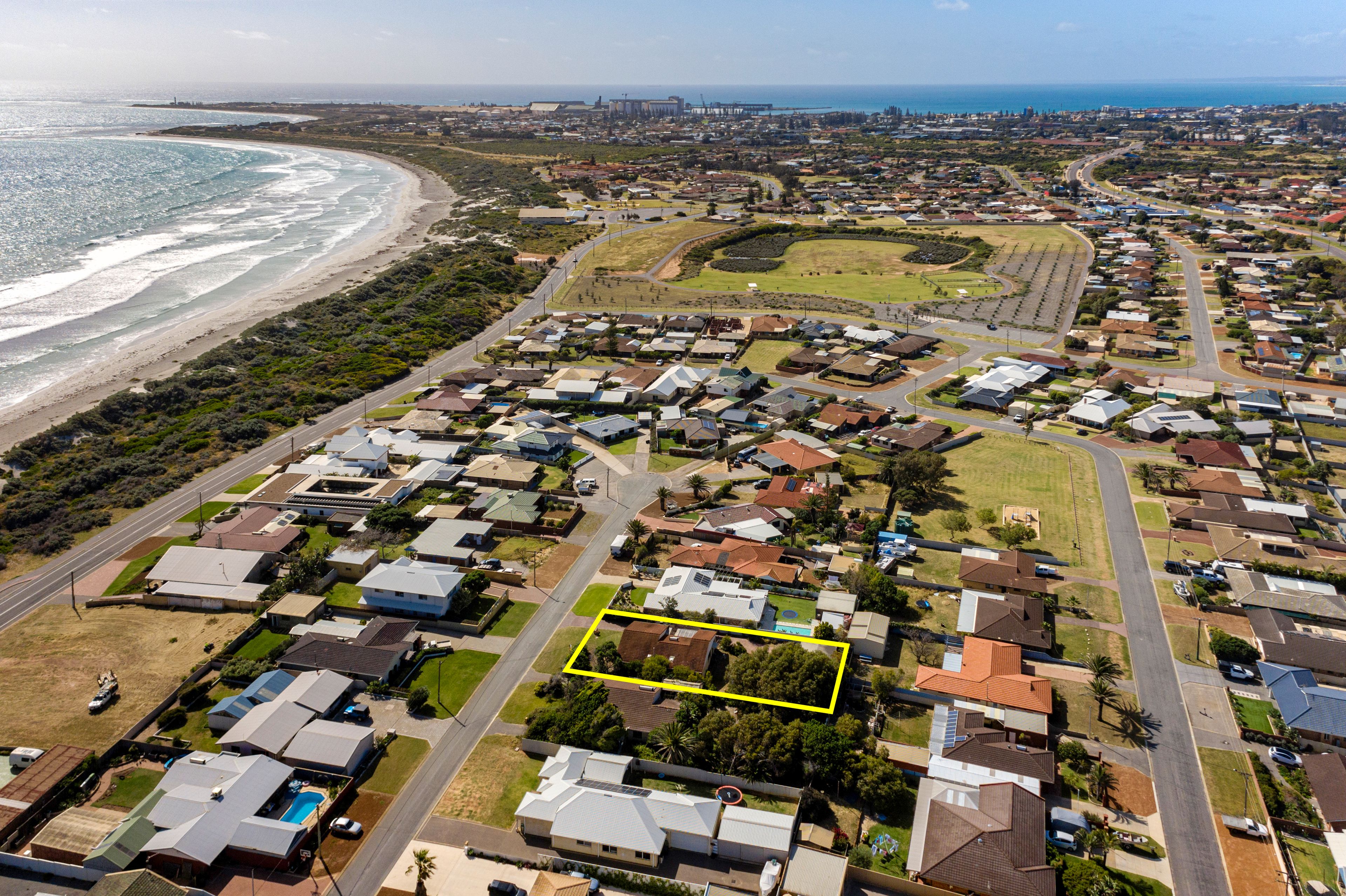 12 NIGEL CR, TARCOOLA BEACH WA 6530, 0 habitaciones, 0 baños, House