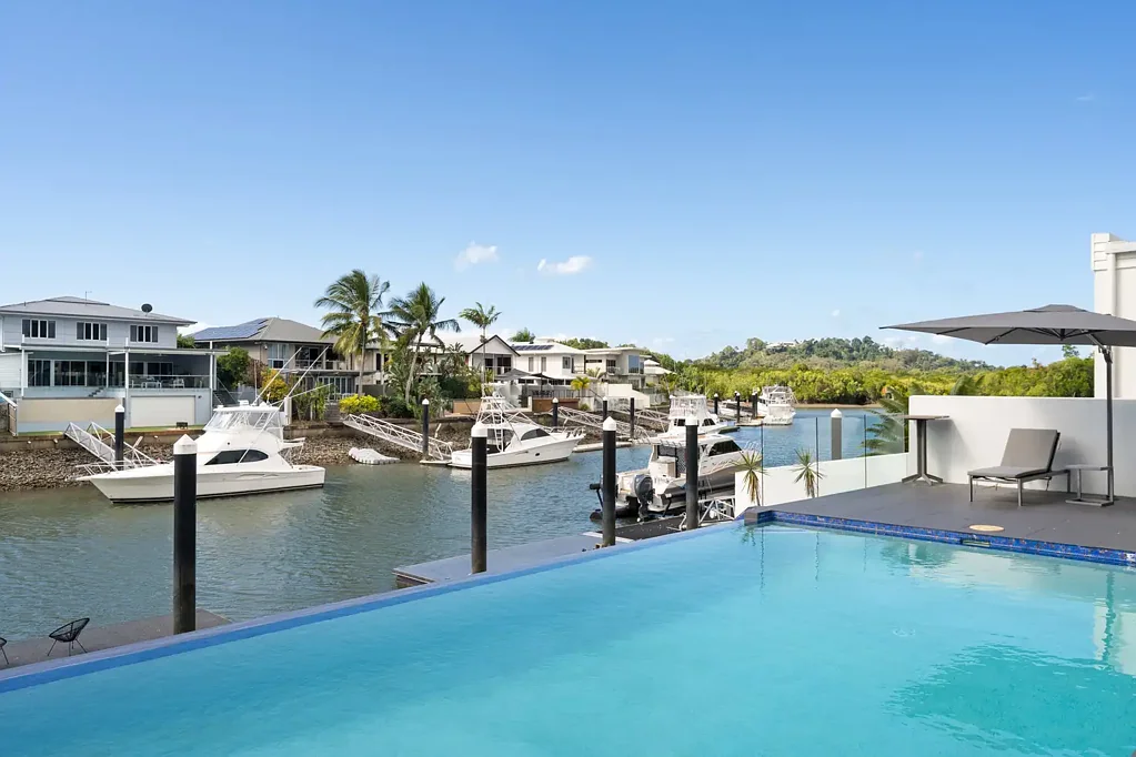 Trinity Park 5房  Expansive waterfront residence with 12m pontoon.